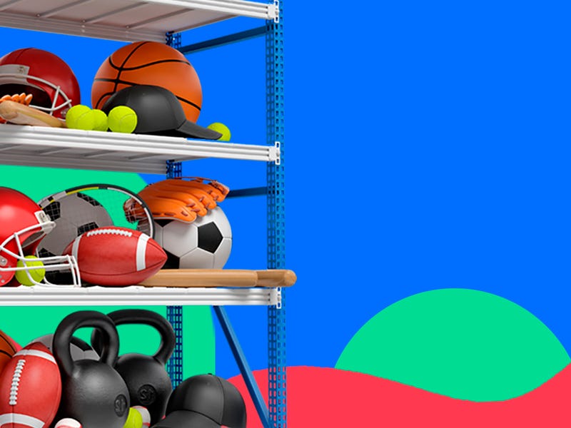 Estante de esportes em inglês com várias bolas e acessórios.