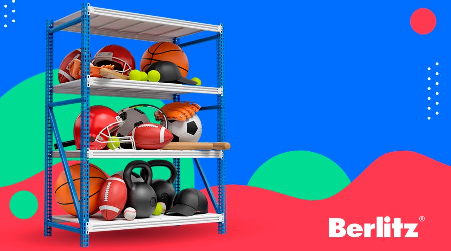 Estante de esportes em inglês com várias bolas e acessórios.