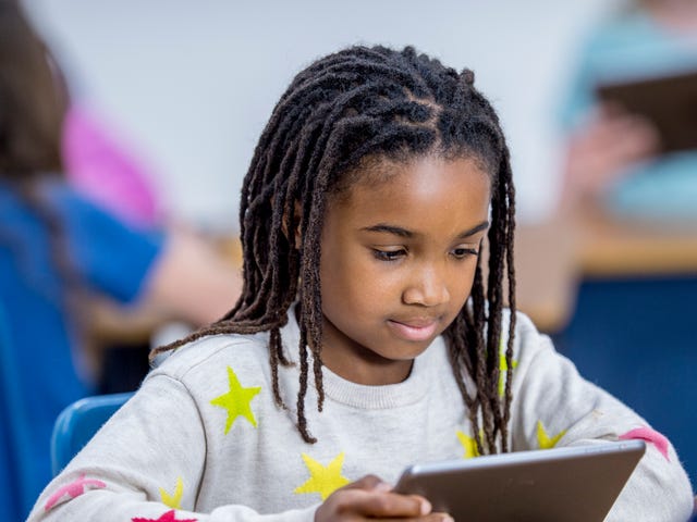 Garota faz curso de férias infantil do Berlitz pelo tablet