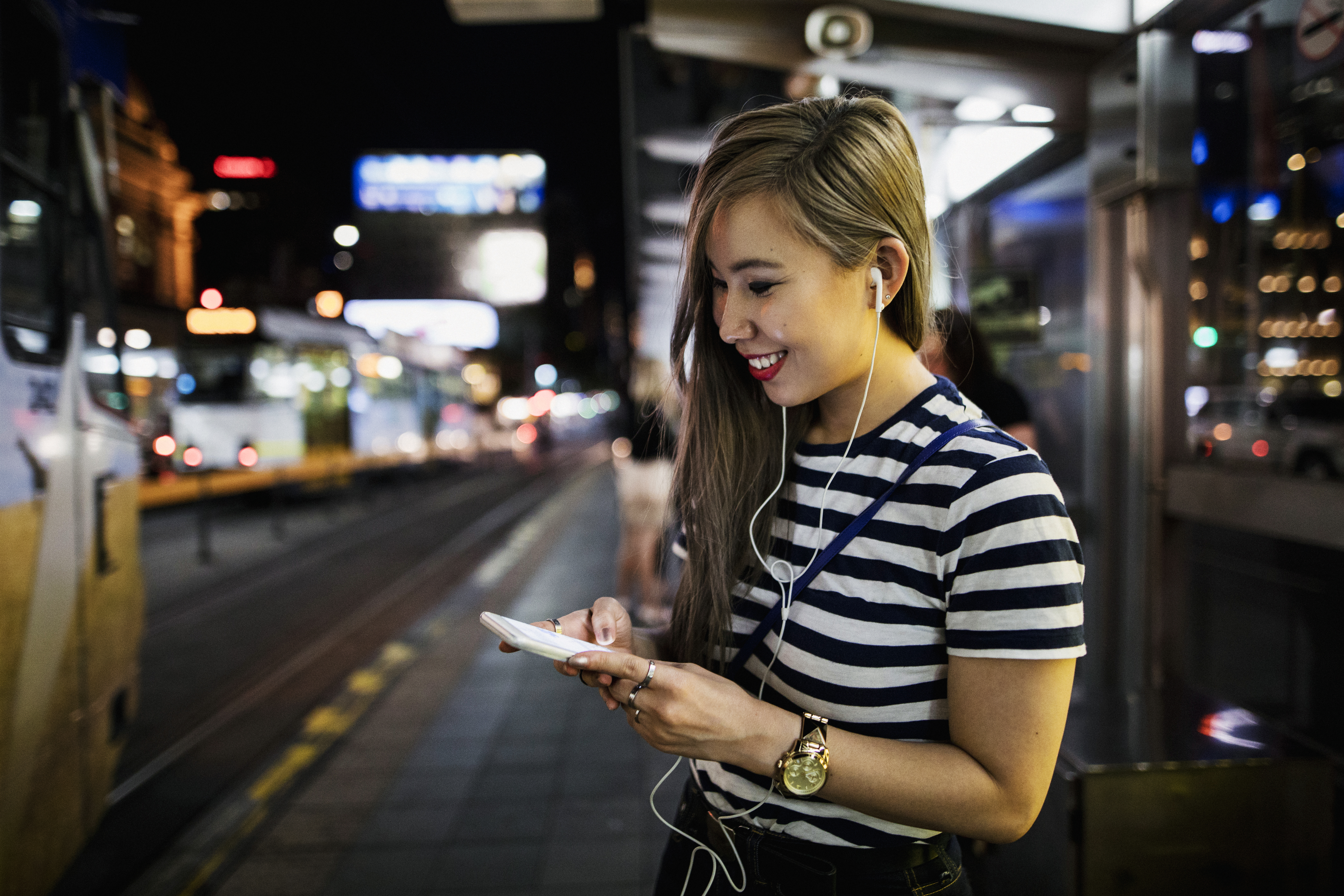 Mulher faz curso de alemão online pelo celular em qualquer lugar.