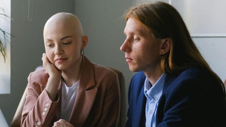 Colaboradores estudando por meio de uma plataforma de estudos autodidata.