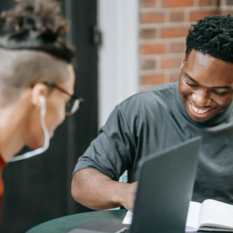 Colaboradores estudando por meio de uma plataforma de estudos autodidata.