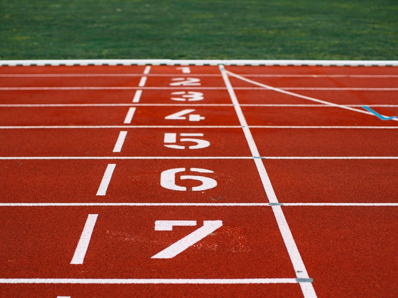 Faixas de atletismo com números.