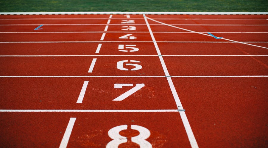Faixas de atletismo com números.