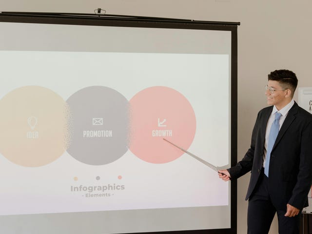 Homem se apresentando em uma reunião após realizar cursos de comunicação e oratória do Berlitz.