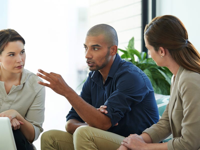 Amigos discutem diferenças entre inglês britânico e americano