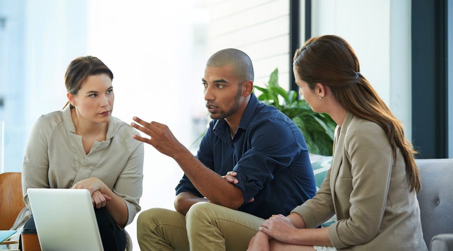 Amigos discutem diferenças entre inglês britânico e americano