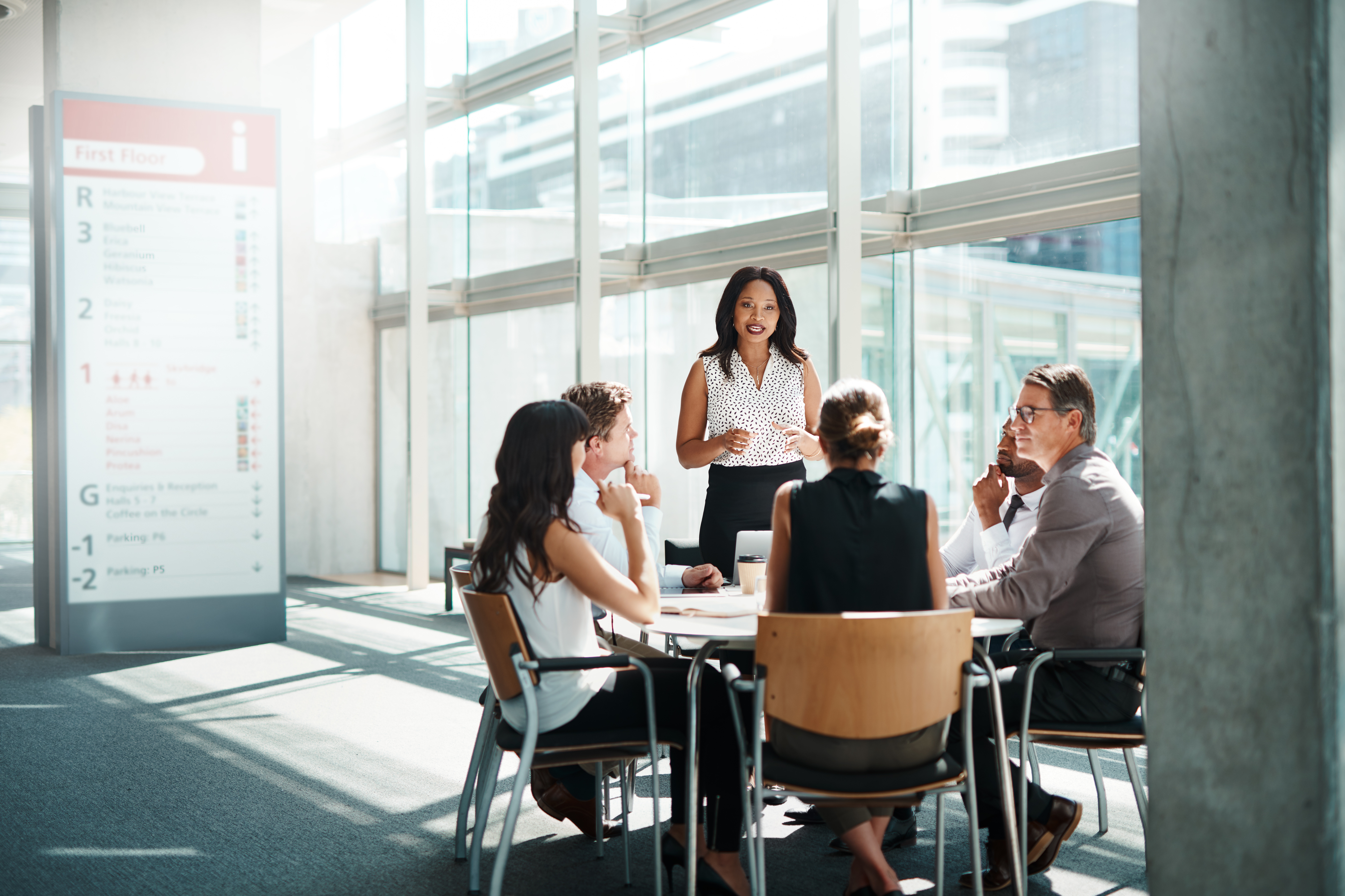 Equipe discute sobre estratégias de negócios na empresa