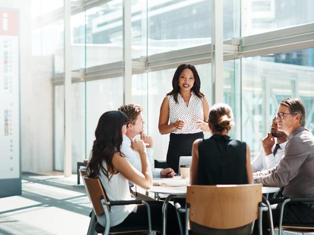 Equipe discute sobre estratégias de negócios na empresa