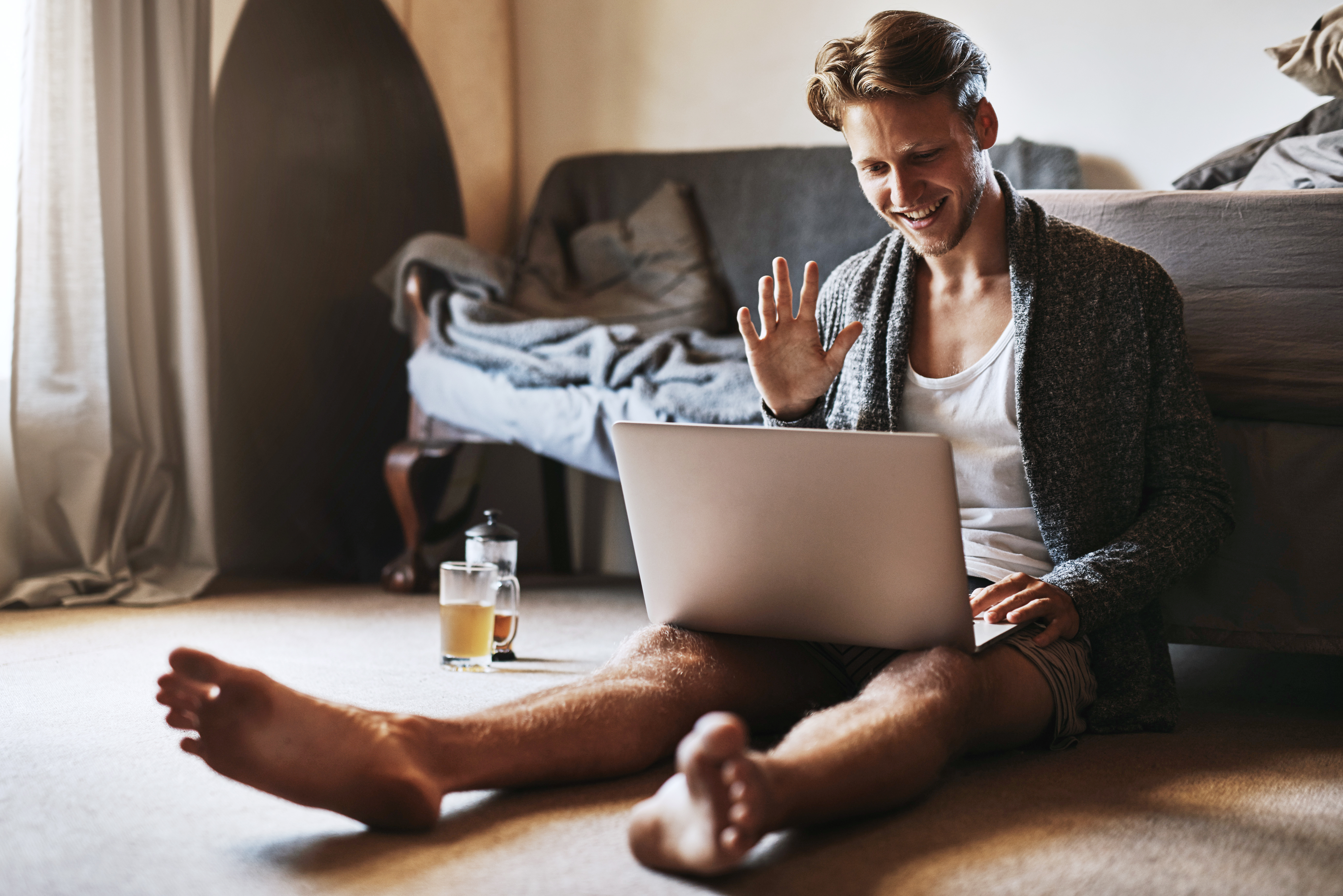Homem estuda em casa com curso de inglês para negócios.