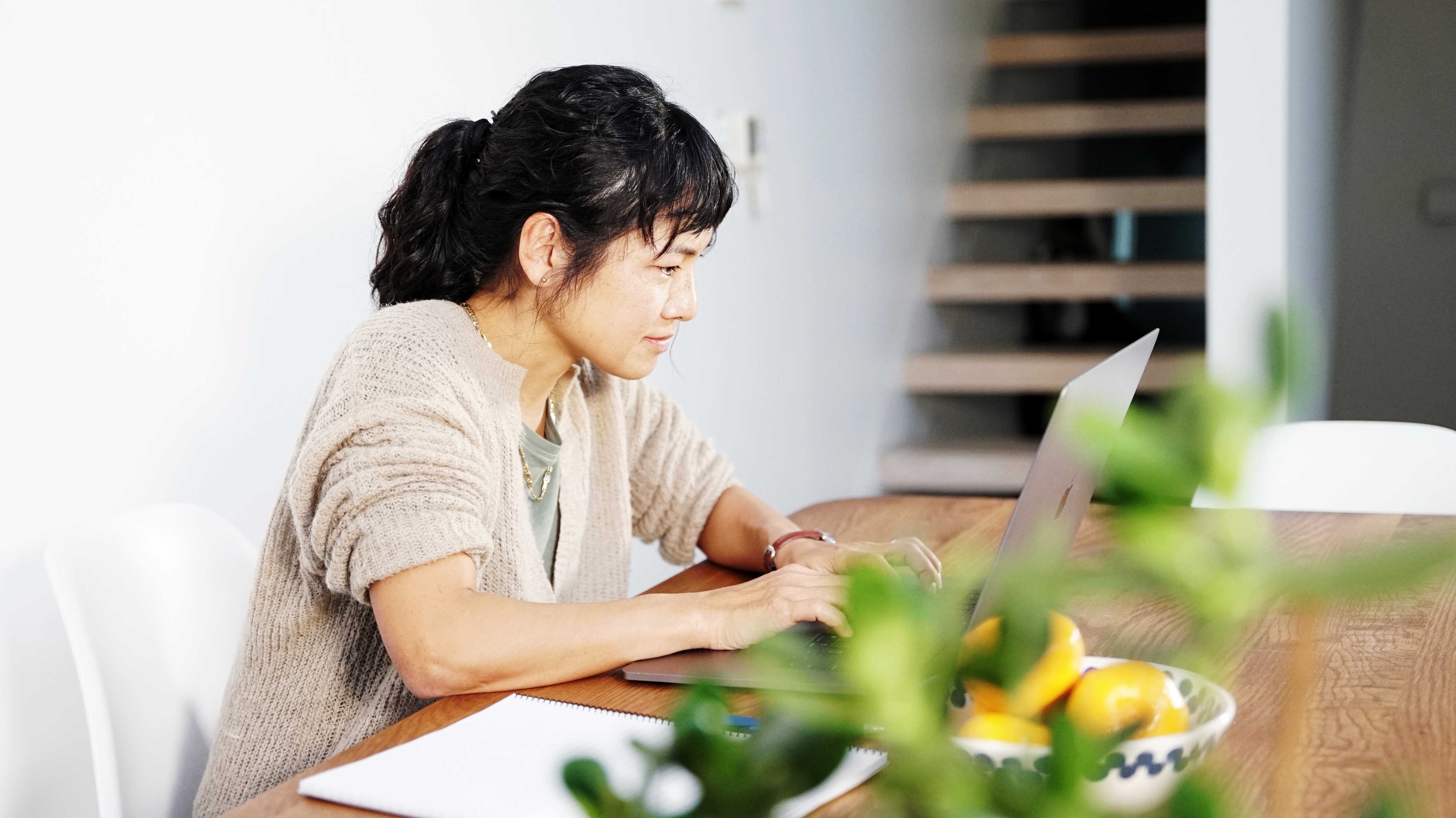 Jovem estuda gramática em inglês em casa com o computador