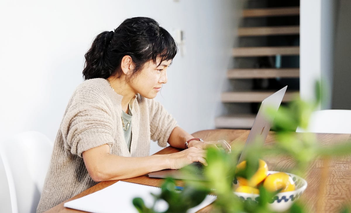 Jovem estuda gramática em inglês em casa com o computador