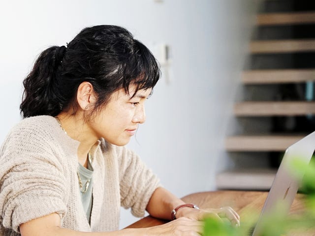 Jovem estuda gramática em inglês em casa com o computador