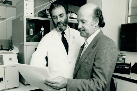 Black and white photo of Les Lazarus and John Shine at the Garvan Institute in its early days