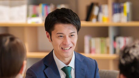 Students and instructor talking to each other before SLA training