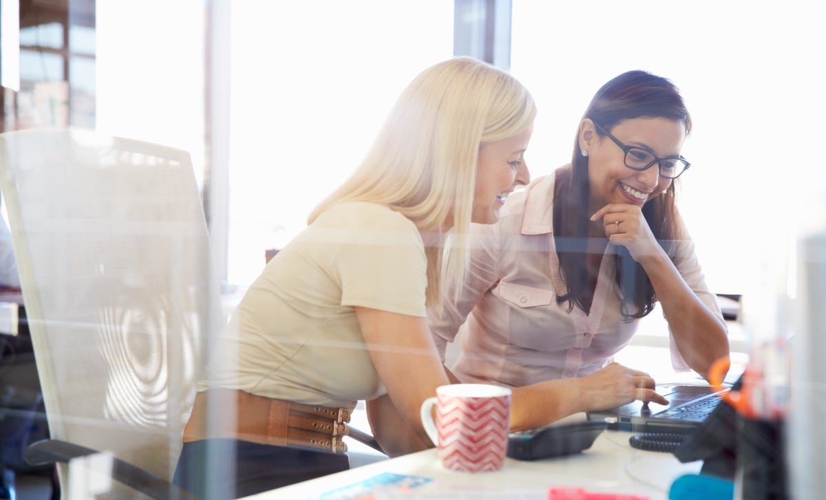 Instructor and students looking at a computer screen together during a Berlitz course