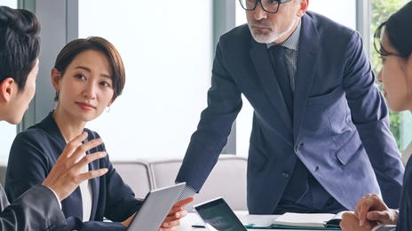 Business leader talking to his team during a meeting after taking leadership training with Berlitz Saudi Arabia