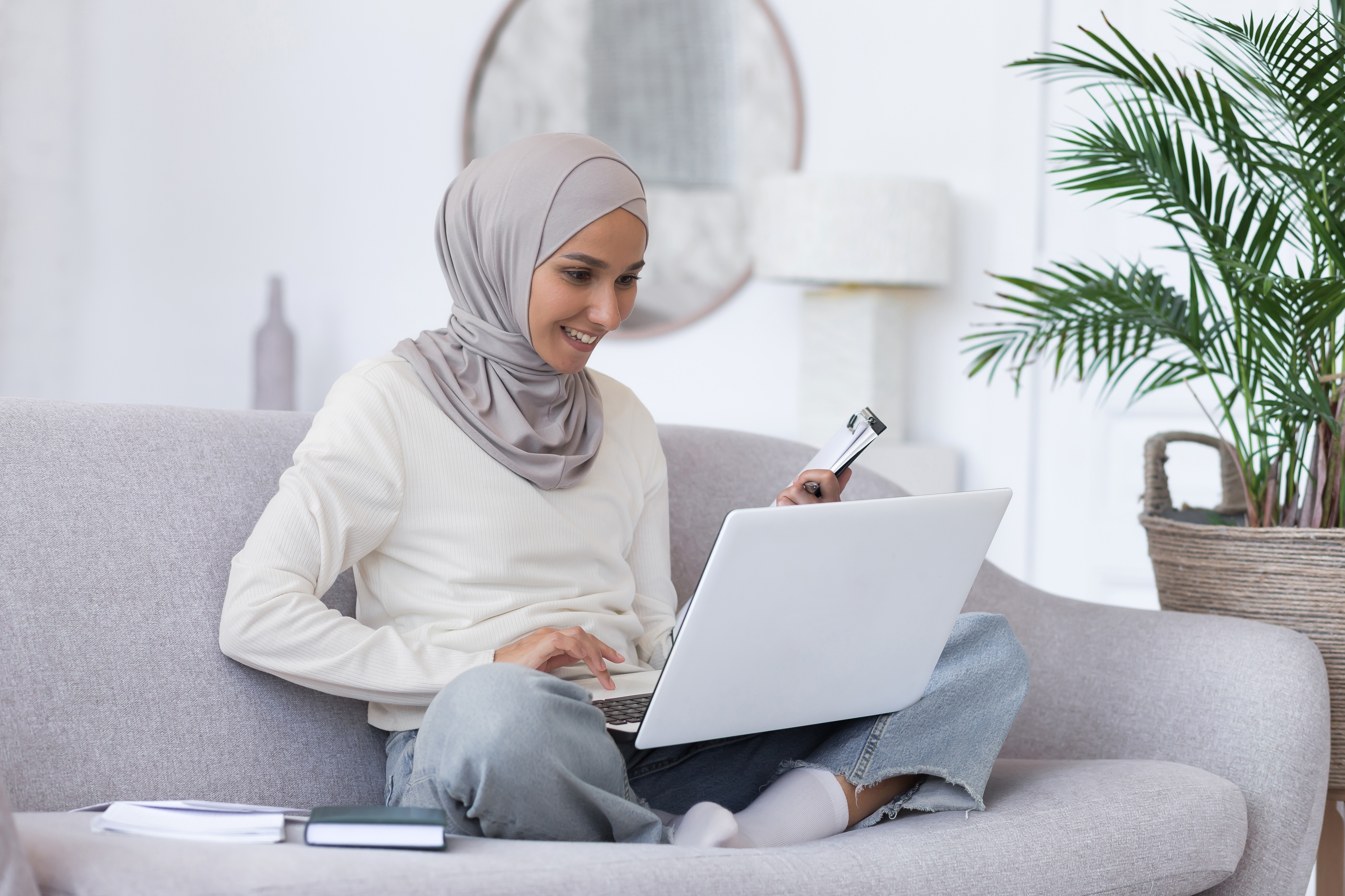 Woman attending an online group class with Berlitz Saudi Arabia from her laptop