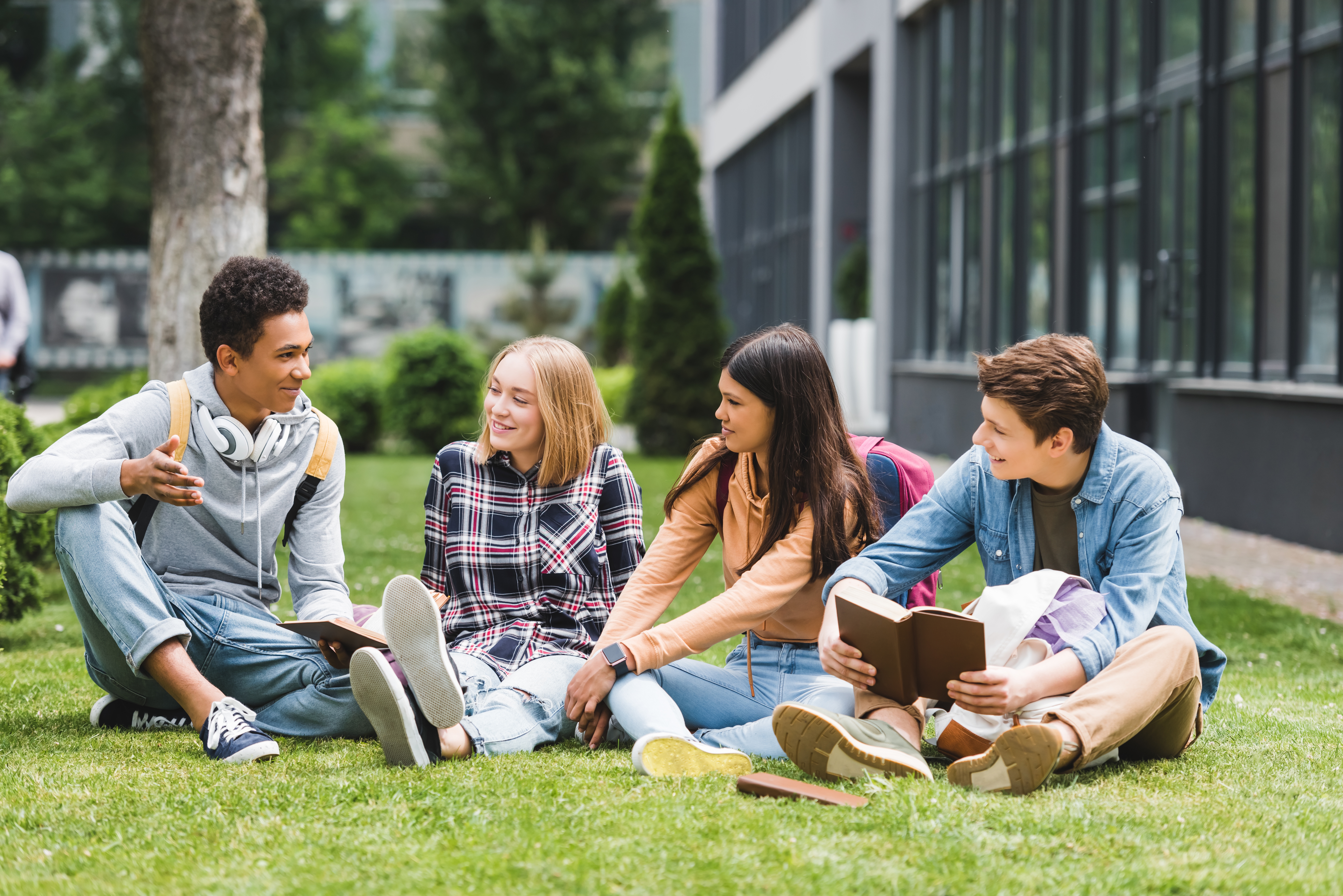 Teenagers chatting in a park after their group language instruction for kids and teens with Berlitz Saudi Arabia