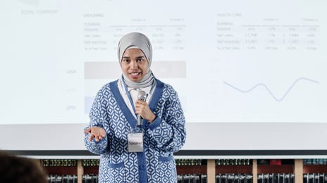 Woman talking to her students during a leadership training with Berlitz Saudi Arabia