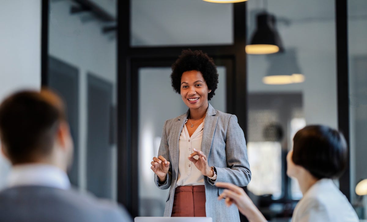 Instructor talking to her students during a business language lesson with Berlitz Saudi Arabia