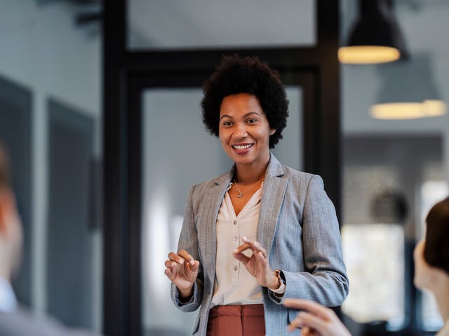 Instructor talking to her students during a business language lesson with Berlitz Saudi Arabia