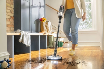 CleanView XR 200 vacuuming dirt from hard flooring