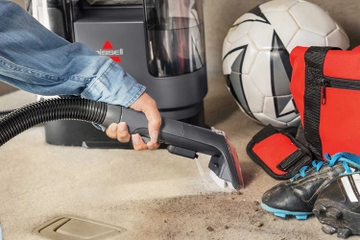 Little Green Cordless deep cleaning dirt from carpet