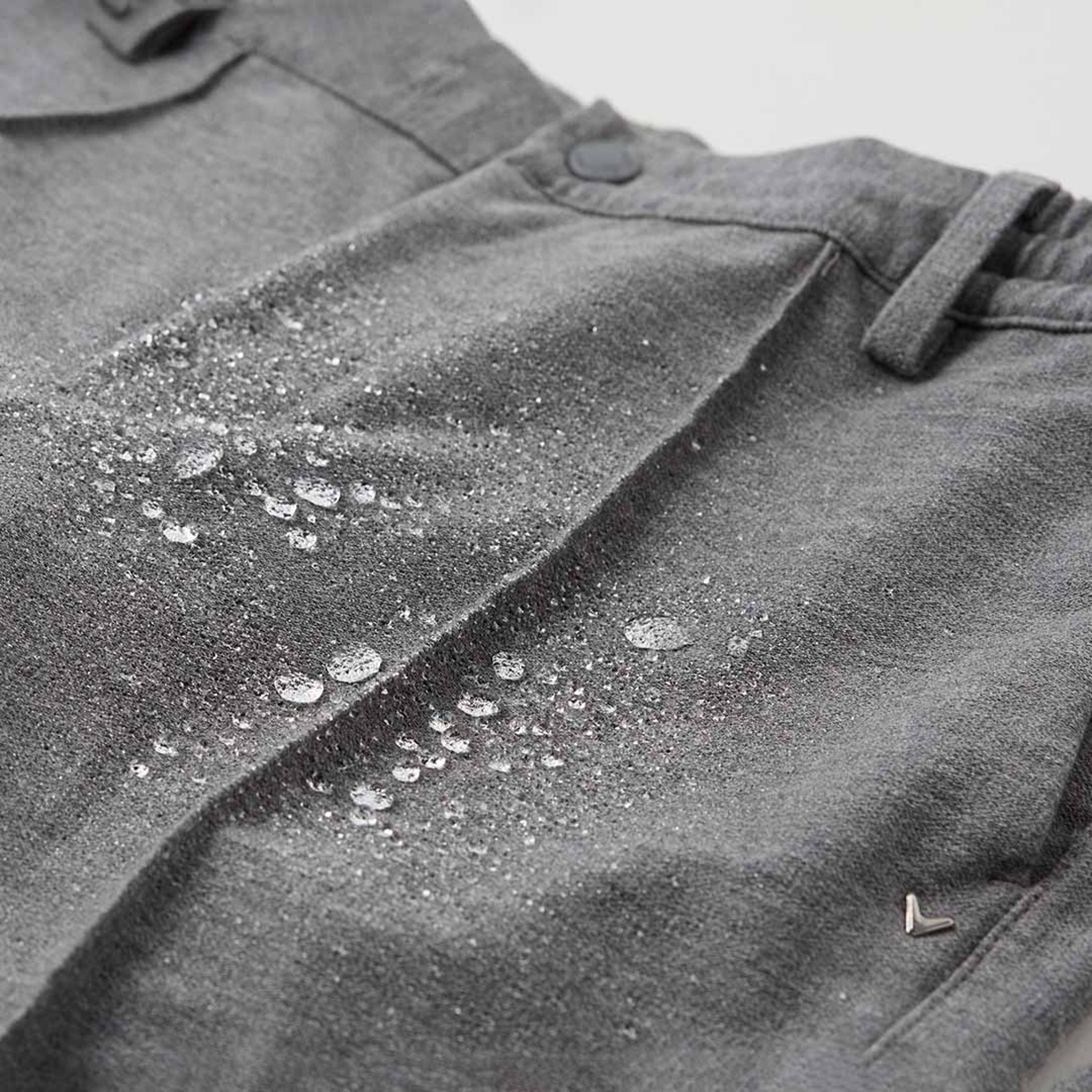 撥水性パンツはオンライン限定