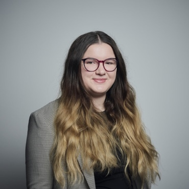 Headshot of Amelia Squires