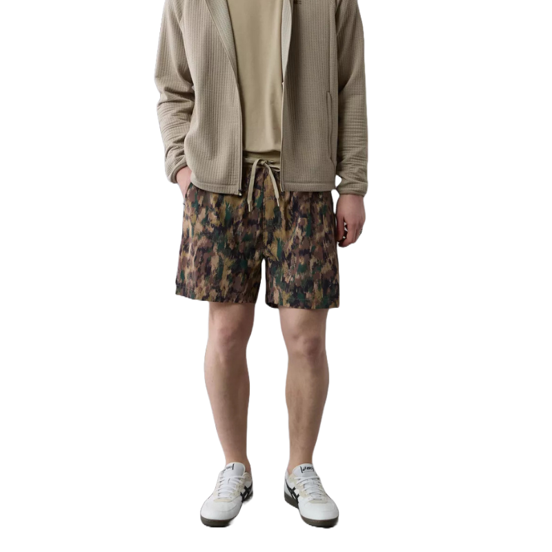 Camouflage-patterned training shorts with an elastic waistband and drawstring, offering a relaxed fit.