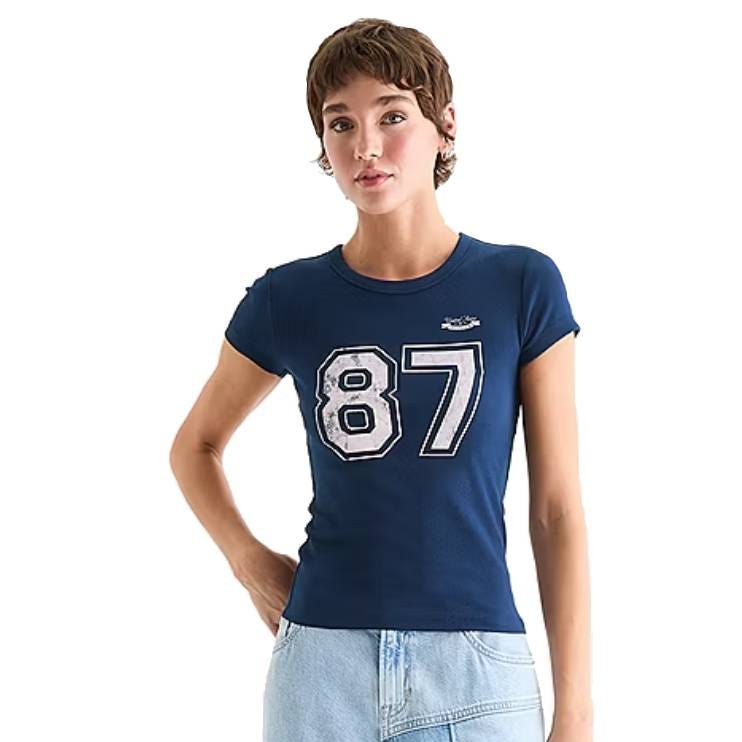 Blue short-sleeve T-shirt with \“87\“ printed on the front, paired with light-wash jeans.