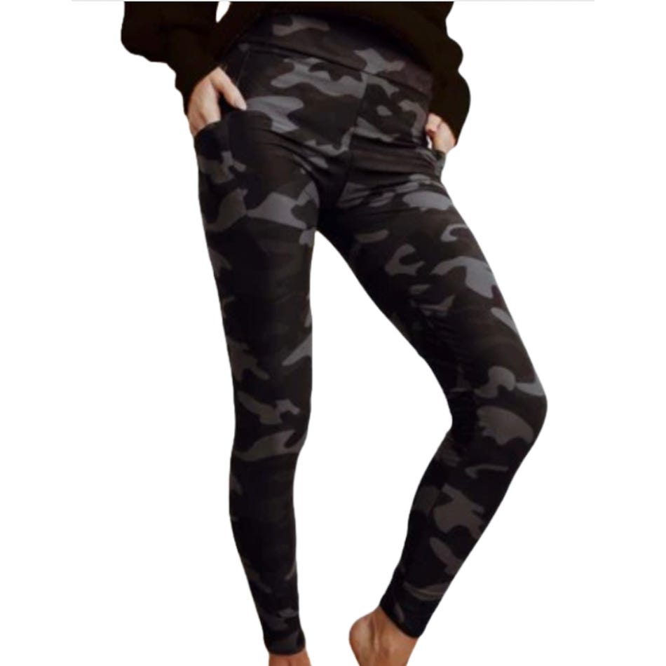 Camouflage-patterned leggings featuring side pockets. The design is in shades of gray and black.