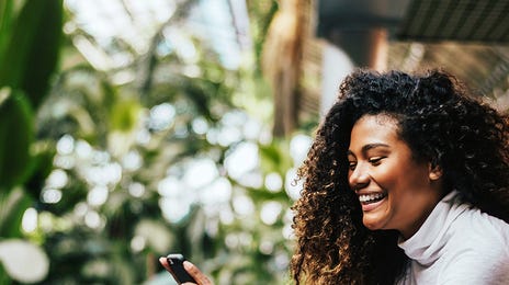 Woman on her phone learning French with Berlitz Nicaragua's online classes