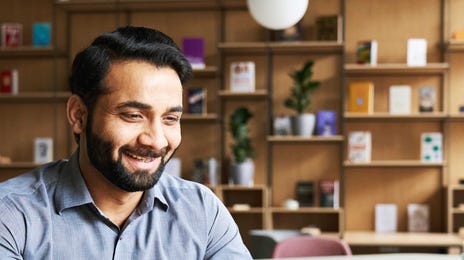 Man in front of his laptop learning Spanish online with Berlitz Nicaragua