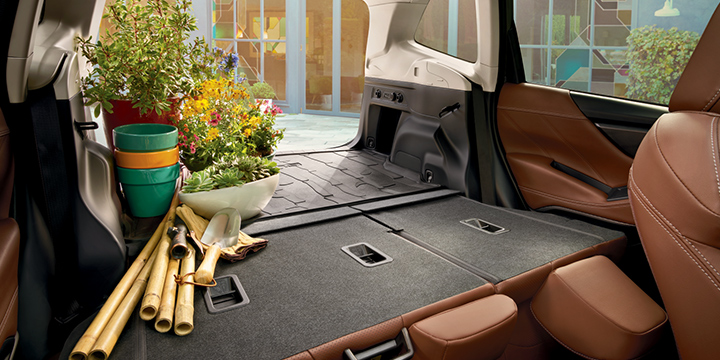 Open the tailgate and you’ll see an enormous cargo opening with up to 76.1 cubic feet of cargo space at your disposal.