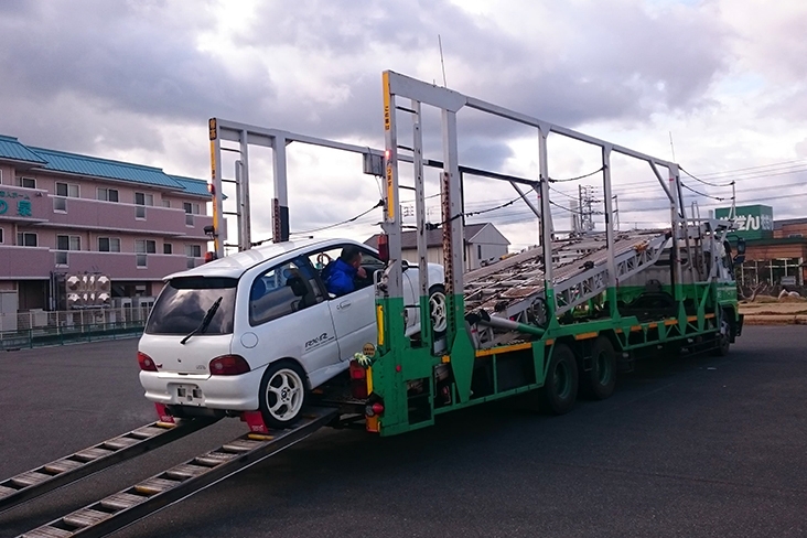 Otsuki’s Vivio RX-R preparing to leave Japan by being loaded onto a trailer for transport.
