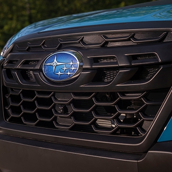 The front grille in black featuring a hexagonal pattern.