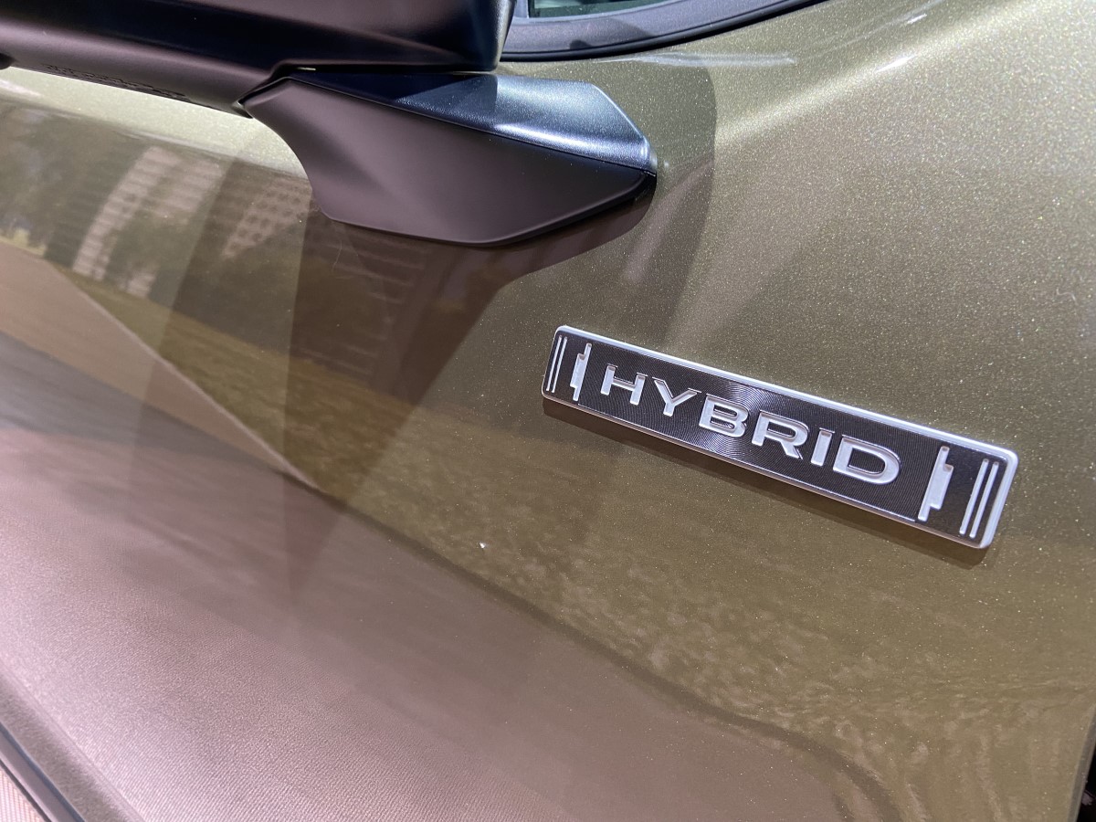 2025 Forester Hybrid badge