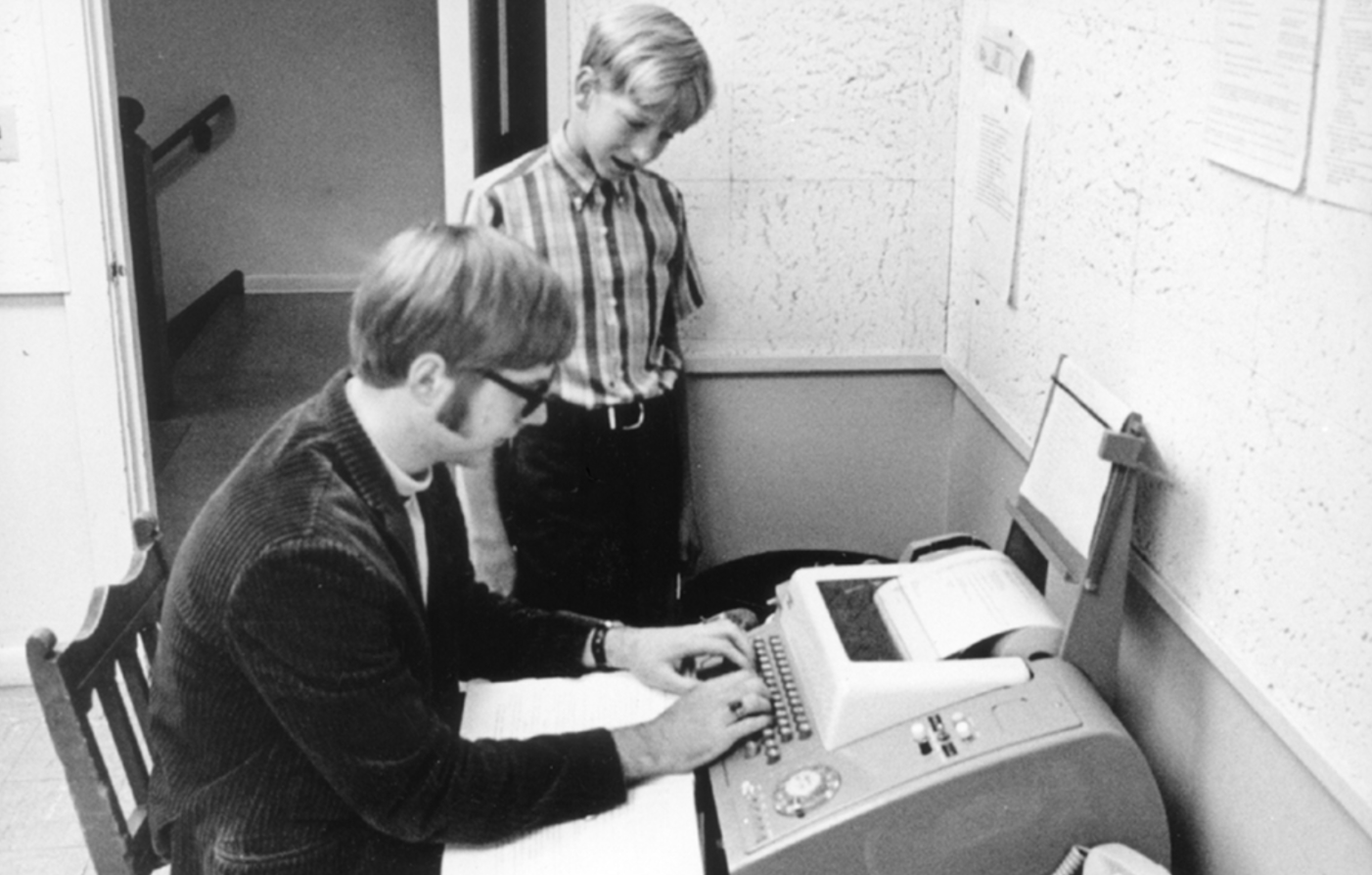 Билл Гейтс и Пол Аллен работают за телетайпом в школе «Лейксайд»