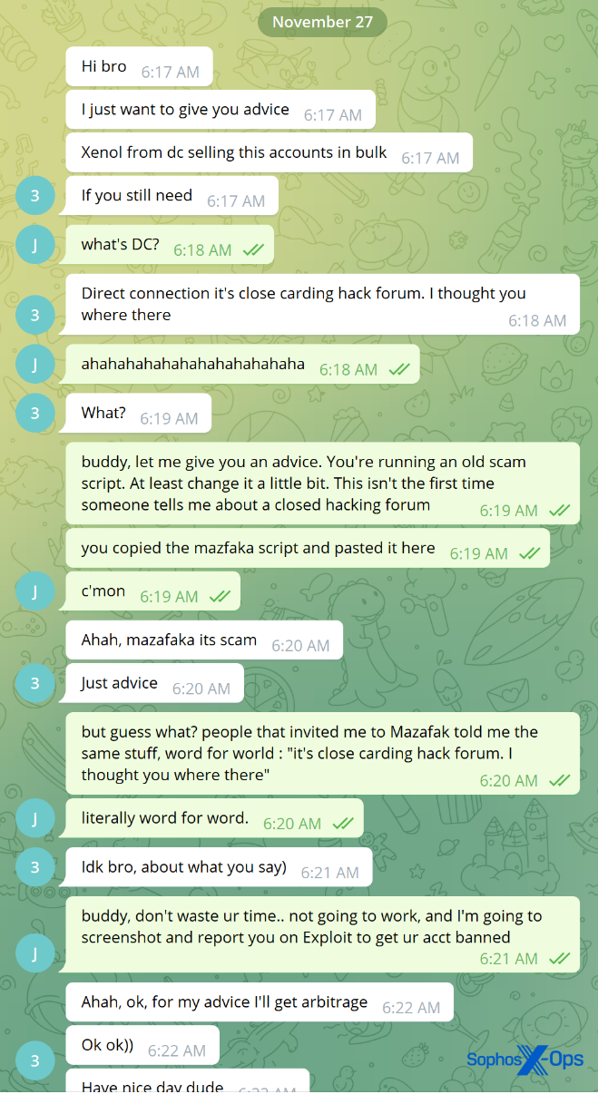 詐欺師とユーザーとのチャット。ユーザーは詐欺に遭っていることに気づき、通報することを告げる