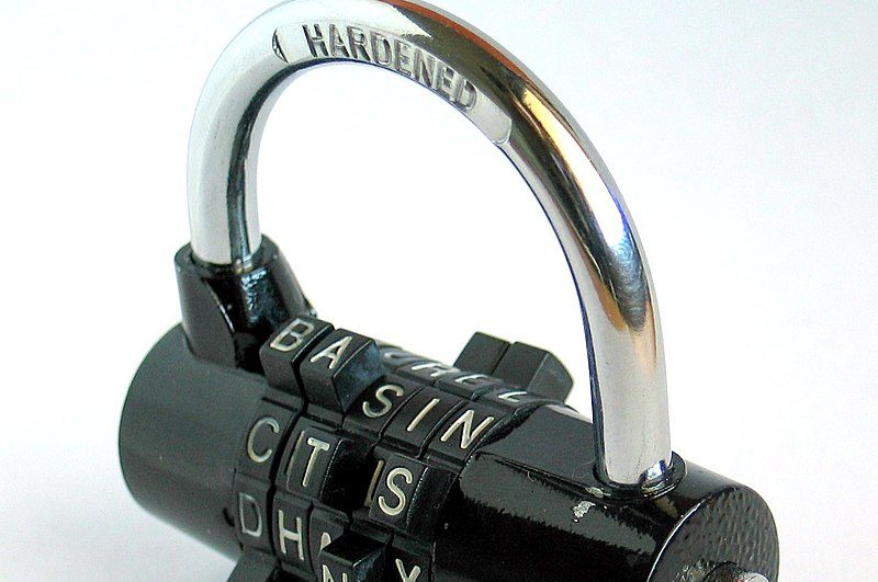 800px-5-digit_Wordlock_locked_with_combination_Basin_and_hardened_shackle