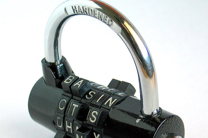 800px-5-digit_Wordlock_locked_with_combination_Basin_and_hardened_shackle 800px-5-digit_Wordlock_locked_with_combination_Basin_and_hardened_shackle