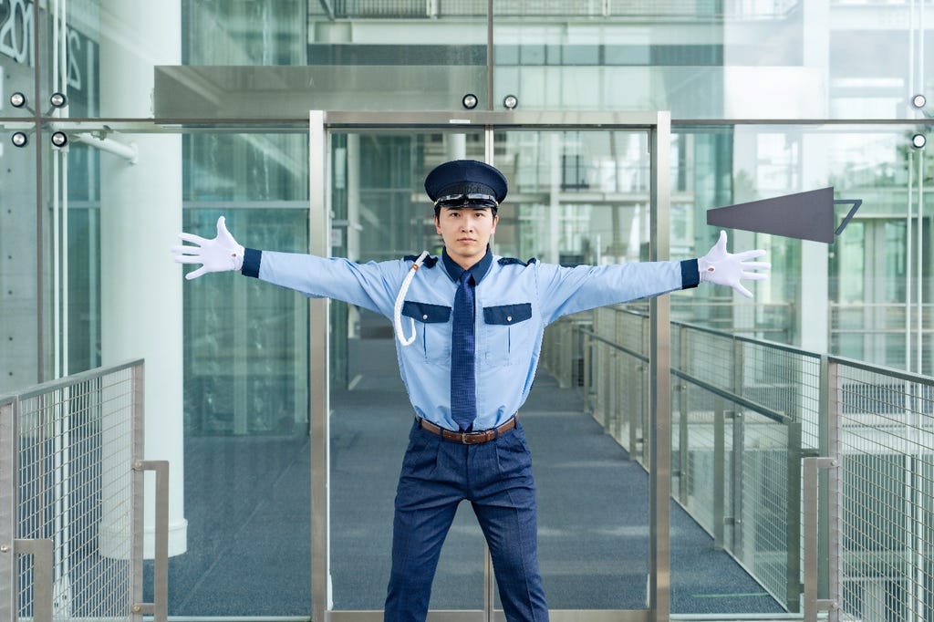 Un hombre con uniforme de policía bloquea la entrada a un edificio acristalado con los brazos en alto. Los atacantes de ransomware introducen un nuevo asesino EDR en su arsenal. Sophos descubre el uso de EDRKillShifter por los atacantes del ransomware RansomHub. Por Andreas Klopsch. Fuente de la imagen: Shutterstock Un hombre con uniforme de policía bloquea la entrada a un edificio acristalado con los brazos en alto. Los atacantes de ransomware introducen un nuevo asesino EDR en su arsenal. Sophos descubre el uso de EDRKillShifter por los atacantes del ransomware RansomHub. Por Andreas Klopsch. Fuente de la imagen: Shutterstock