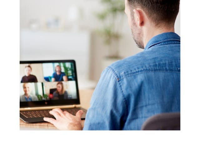 Clase grupal con profesores nativos en vivo.