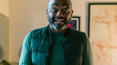 Hombre sostiene un paquete con una nota de agradecimiento en inglés