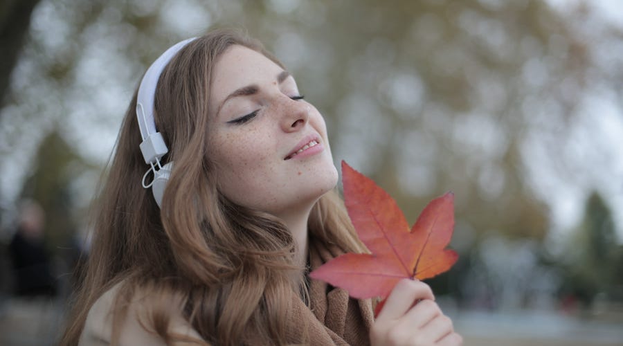 Mujer escuchando canciones en inglés