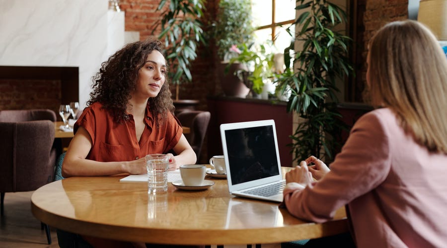 Mujer en una entrevista en inglés