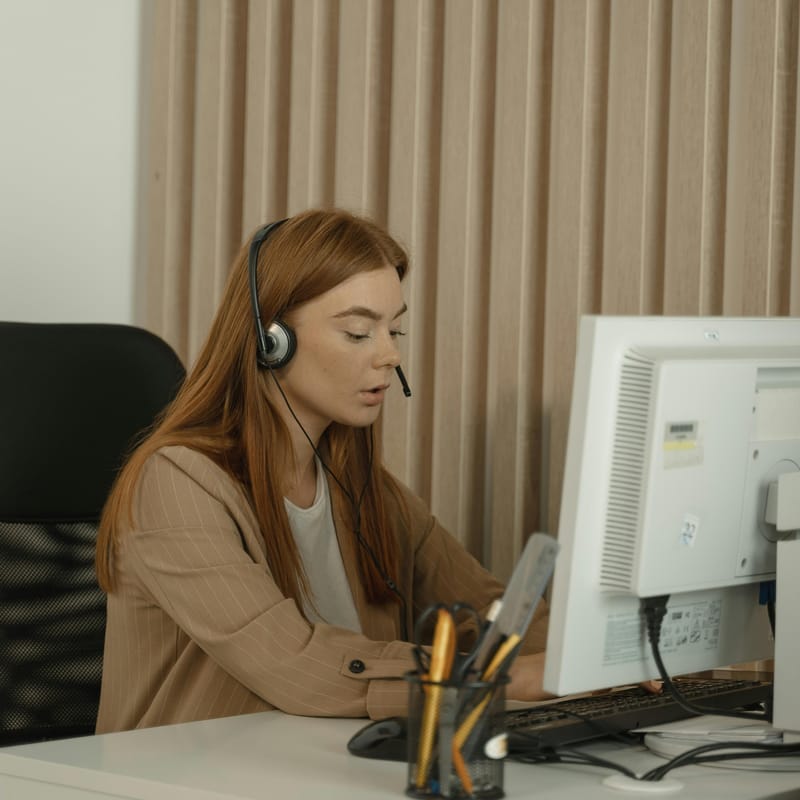 Mujer estudiando con una capacitación en línea.