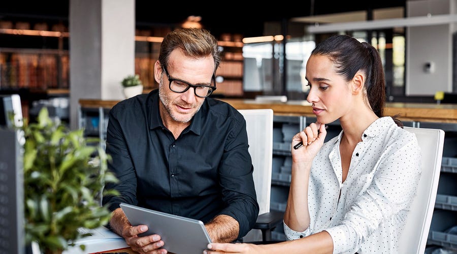 Personas estudiando la hora en italiano